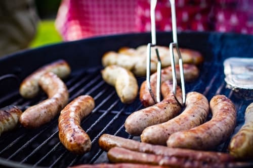 Grilled sausages with accompaniment
